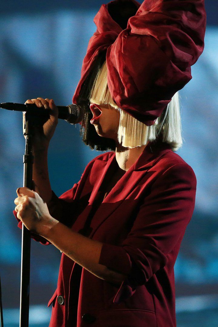 Как выглядит певица. Sia певица. Sia певица 2017. Sia певица 2016. Sia стиль.