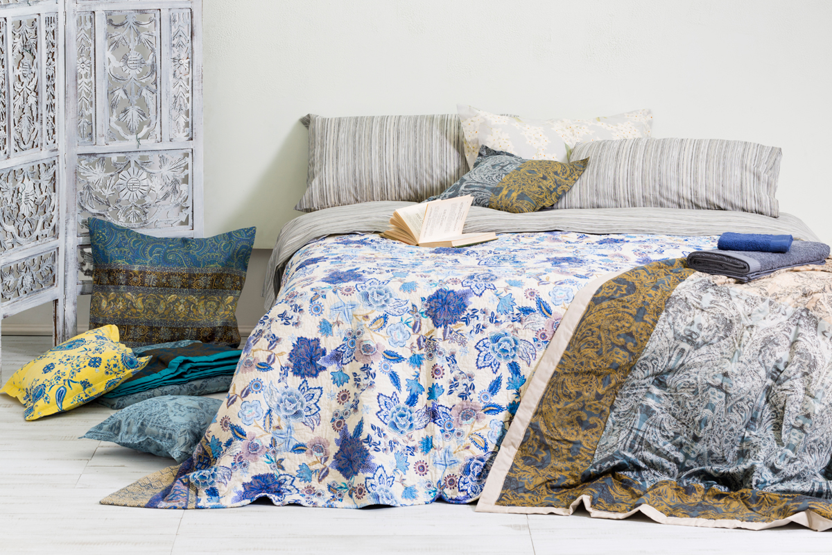 Дизайн спальни в восточном стиле: постельное белье с принтом пейсли и резная ширма