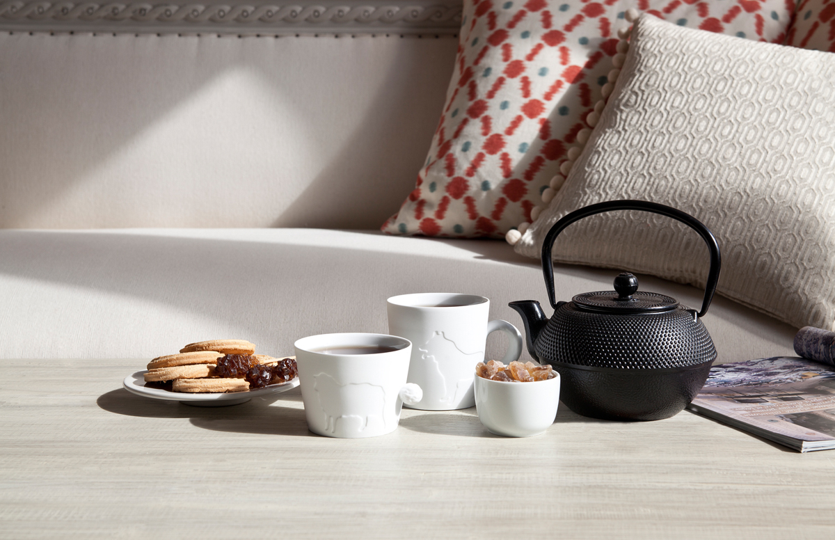 Чугунный чайник для восточного чаепития, подушки с орнаментом
