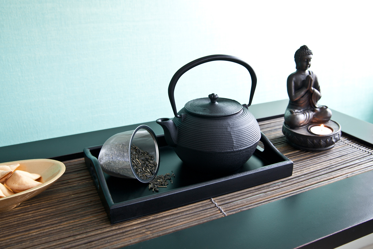 Приборы для восточного чаепития: чугунный чайник, подсвечник в виде фигурки Будды из меди, печенье с предсказаниями