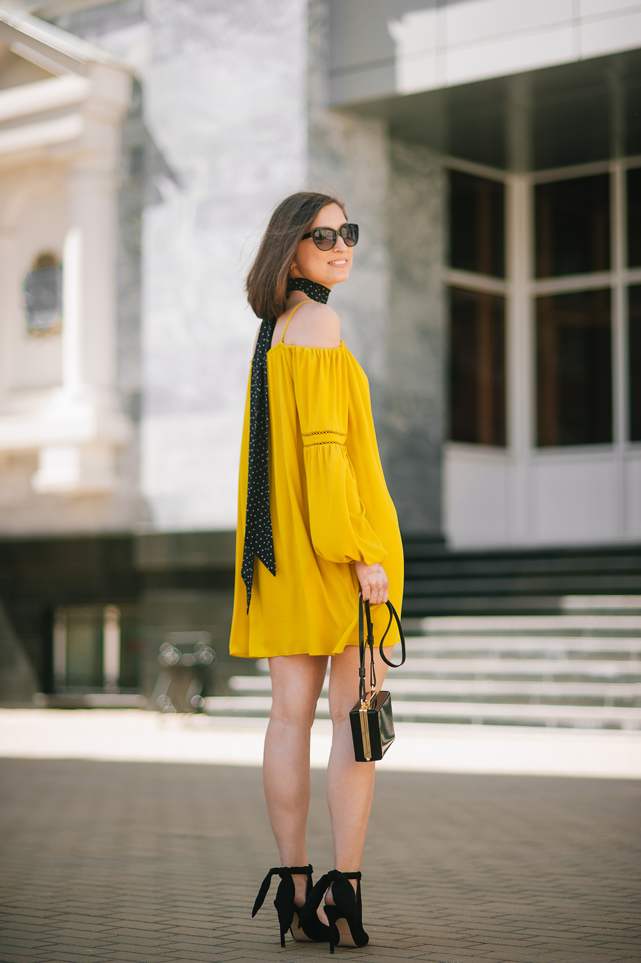 Streetstyle look: желтое платье, узкий шарф скинни, босоножки с бантами, сумка-коробка