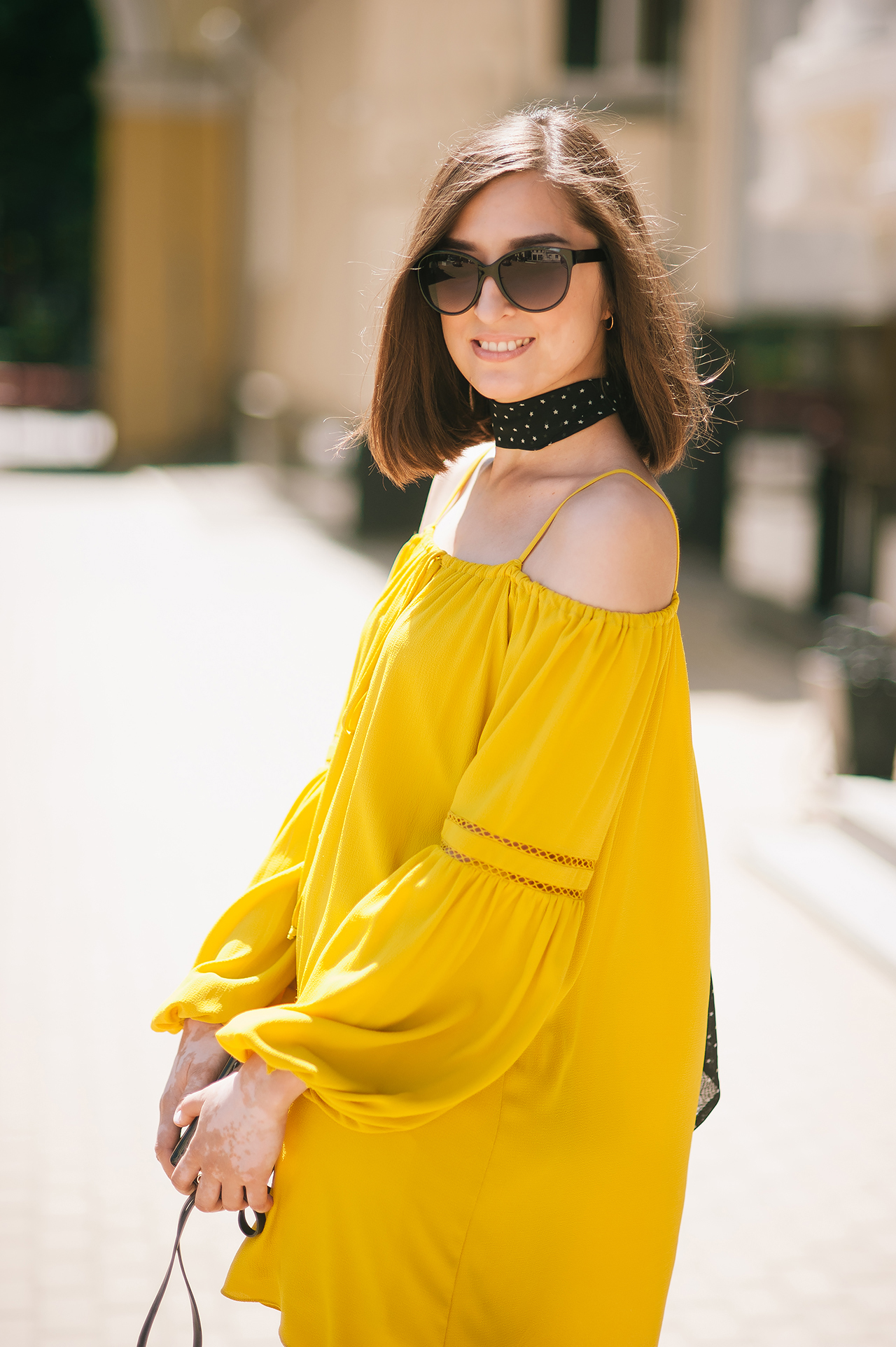Желтое платье-мини oversize c длинным рукавом и опущенными плечами